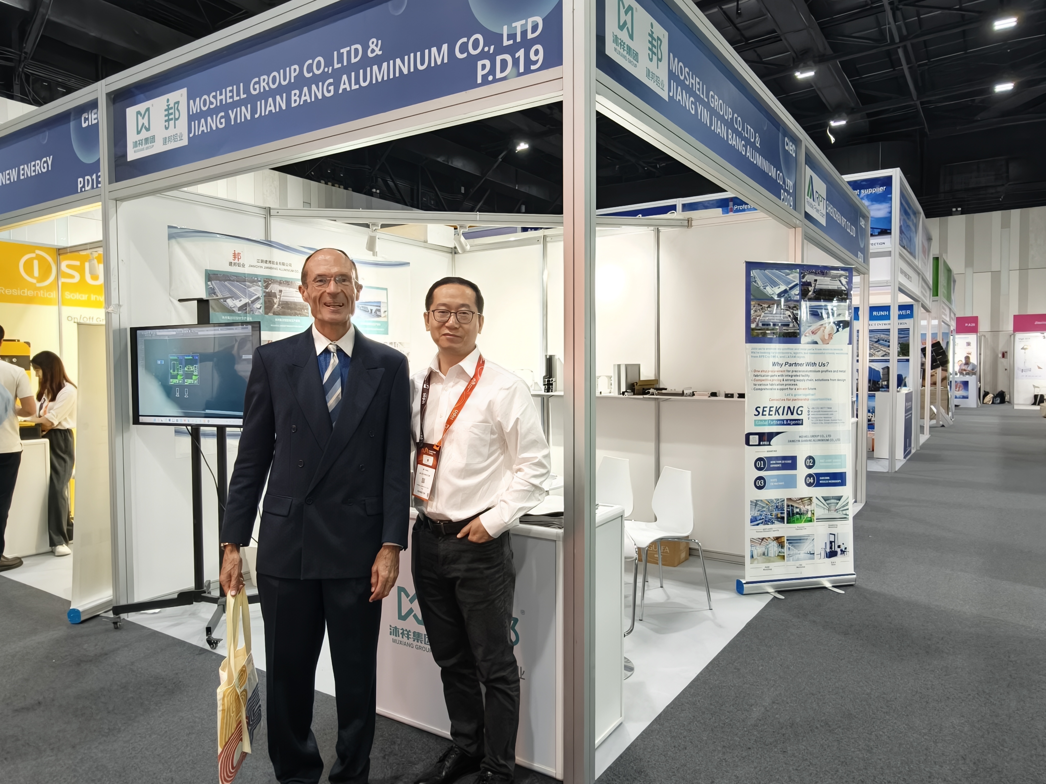 Skupina Muxiang předvádí na výstavě energie v Dubaji nové energeticky úsporné hliníkové profily